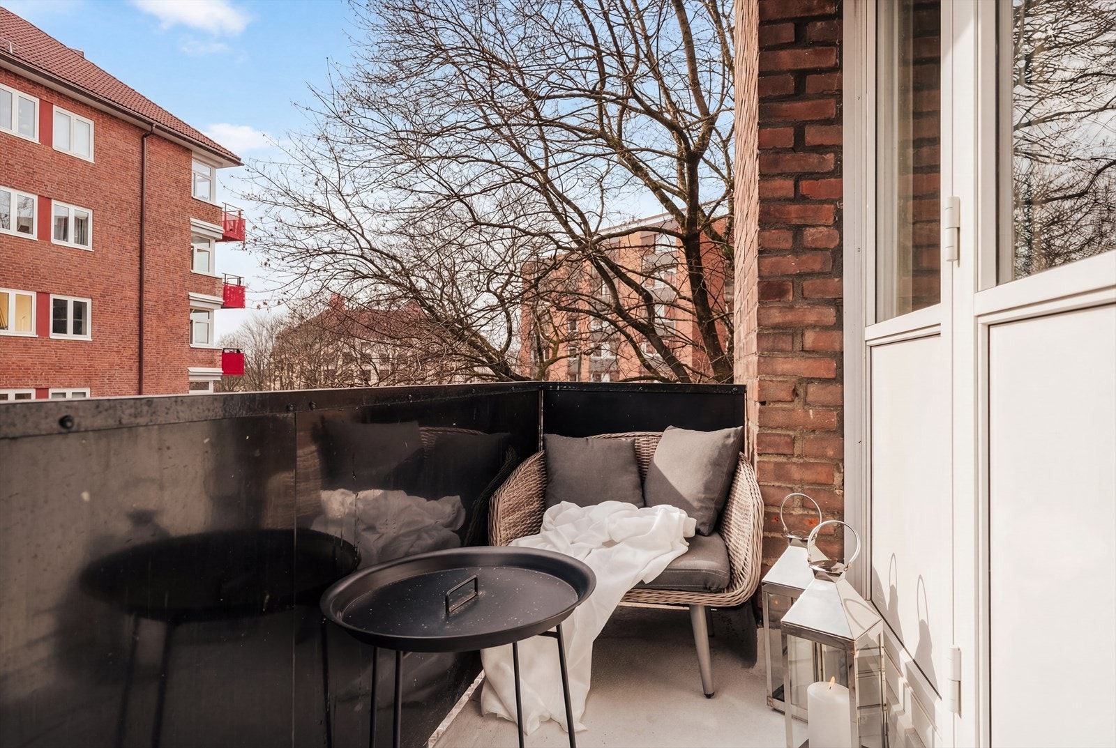 Balkongen blir en naturlig forlengelse av boligen i sommerhalvåret. Galleribilde