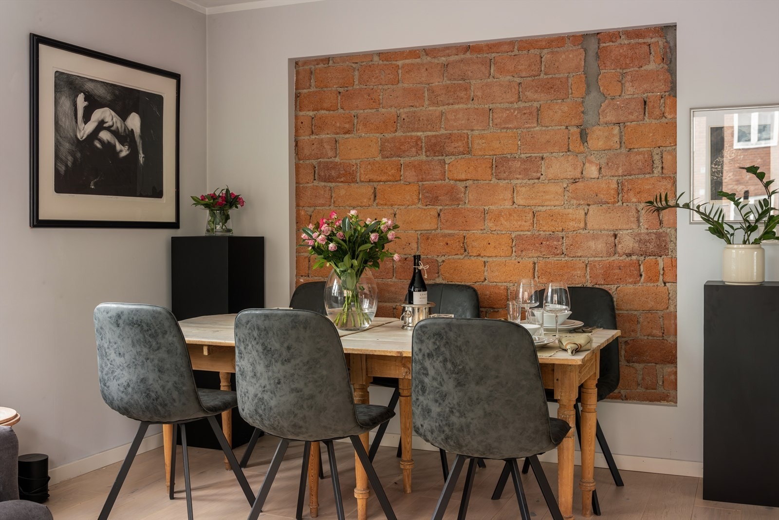 Spisegruppe med plass til større spisebord og mange stoler. Galleribilde