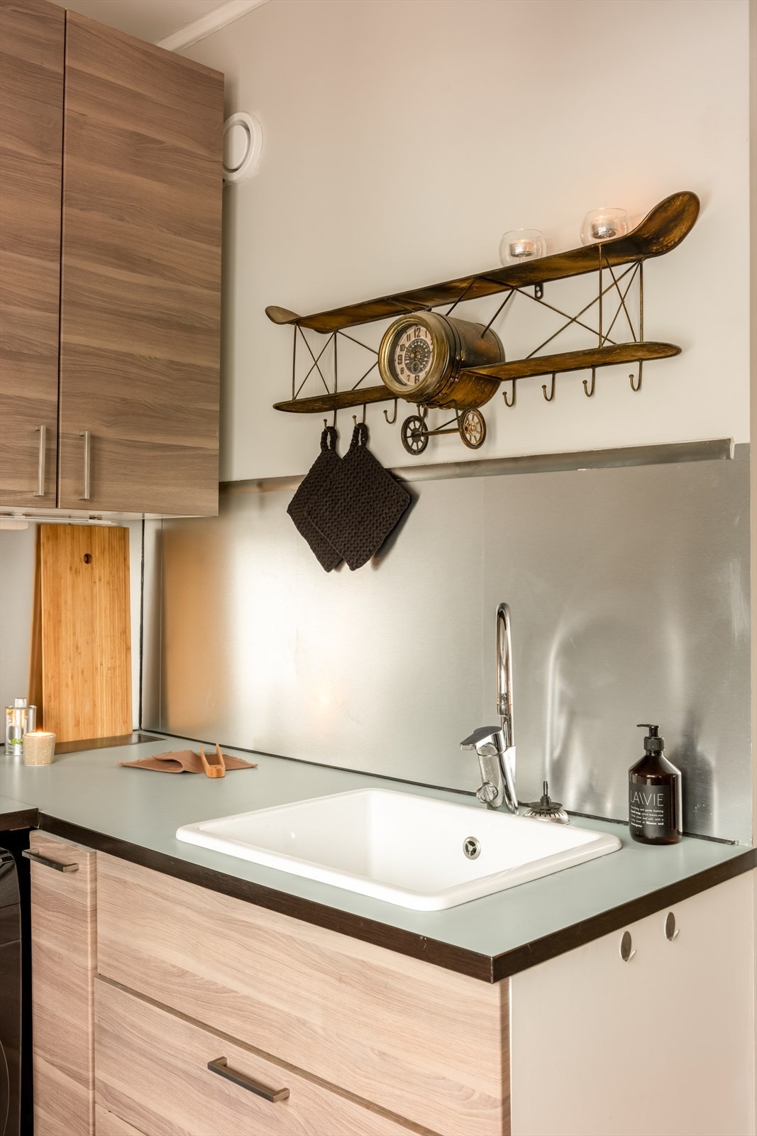 Kjøkkenet har godt med arbeidsplass med flere soner. Galleribilde