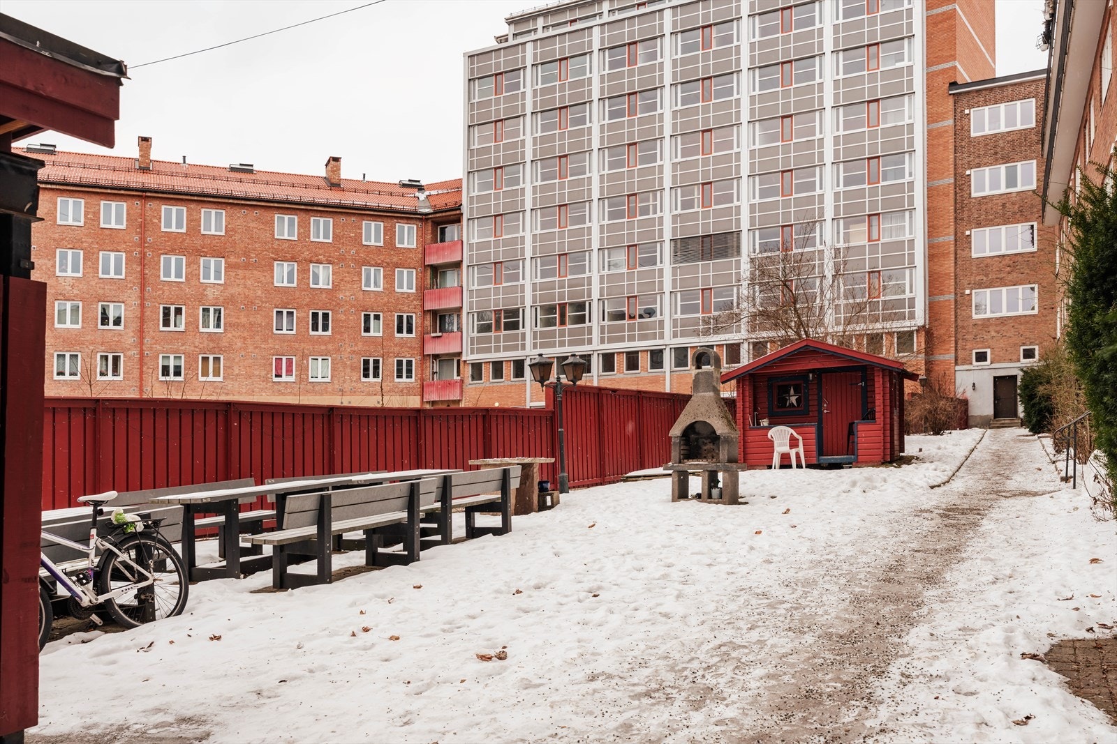 Borettslaget har en flott indre bakgård til glede for byggets beboere. Galleribilde