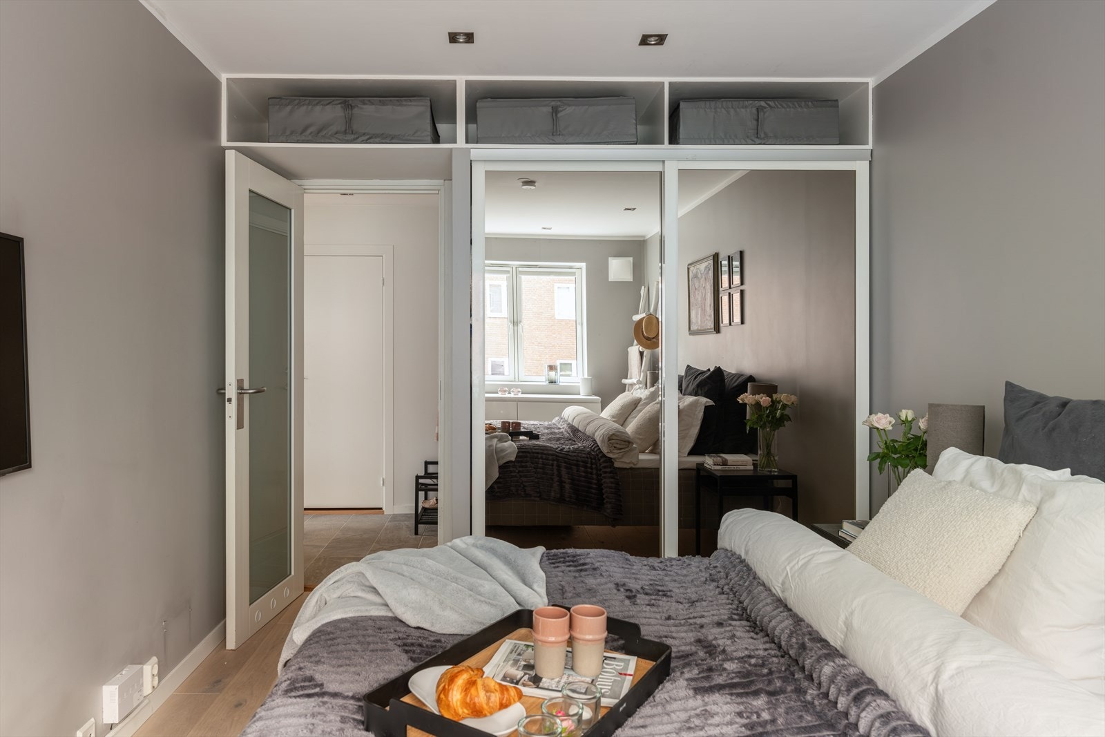 Plassbygget garderobeløsning med skyvedører på soverommet. Galleribilde