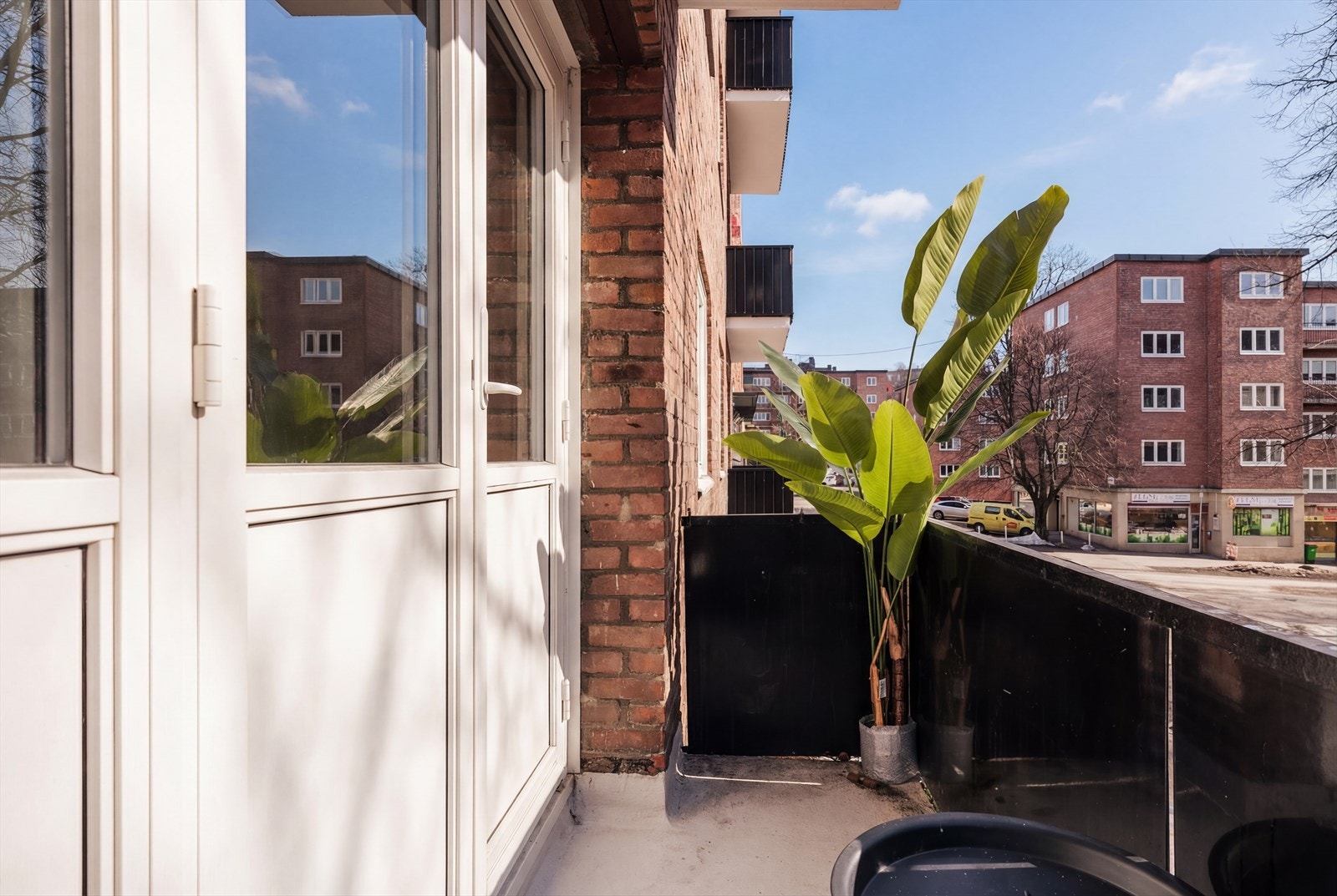 Balkongen vender mot sør og byr på gode solforhold i sommerhalvåret. Galleribilde