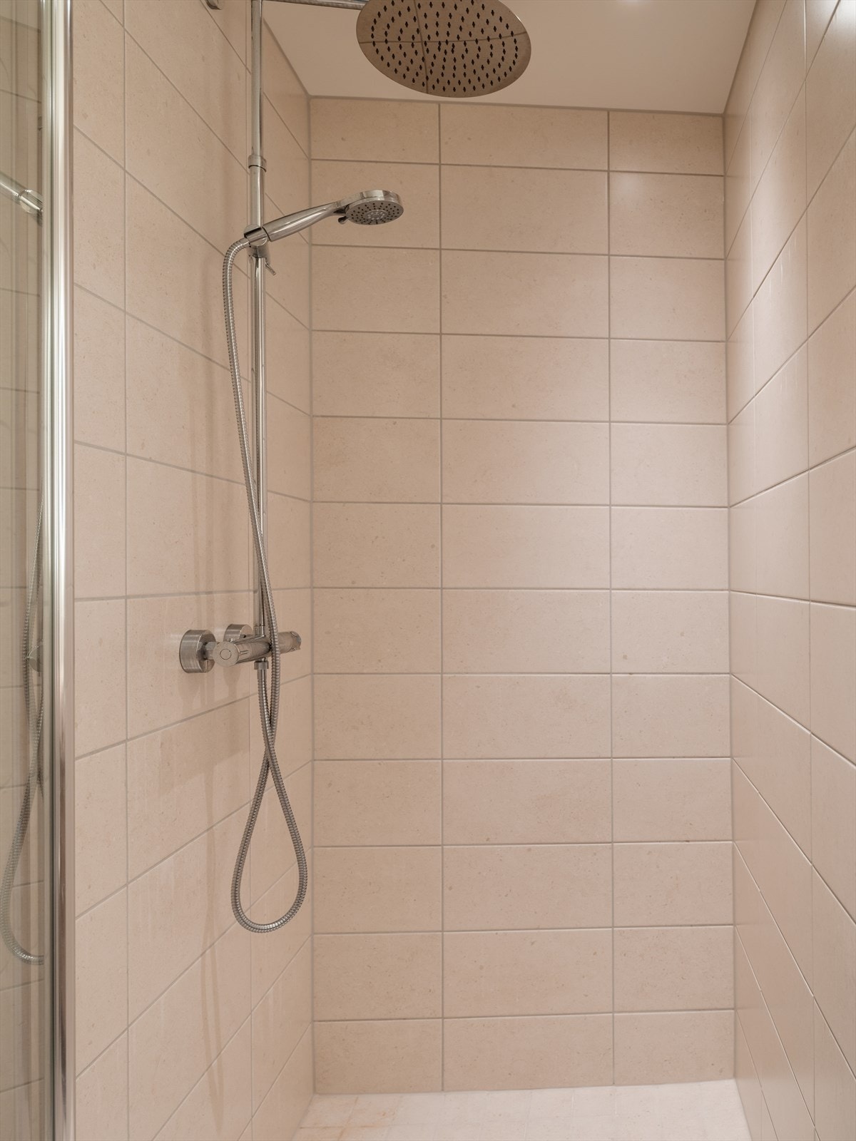 Regnfallsdusj og glassdører i dusjsonen. Galleribilde