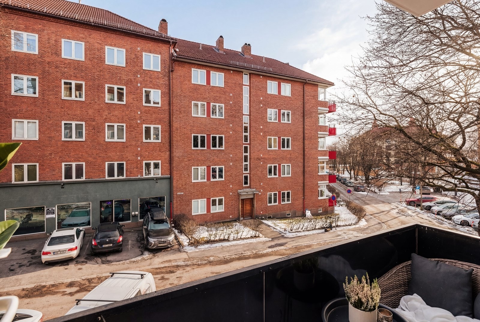 Høyt og fritt uten sjenerende innsyn og med gode solhorhold. Galleribilde