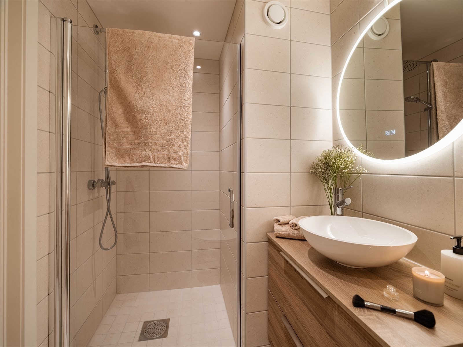 Et av boligens høydepunkter er boligens nye baderom som ble totalt rehabilitert i 2025. Galleribilde