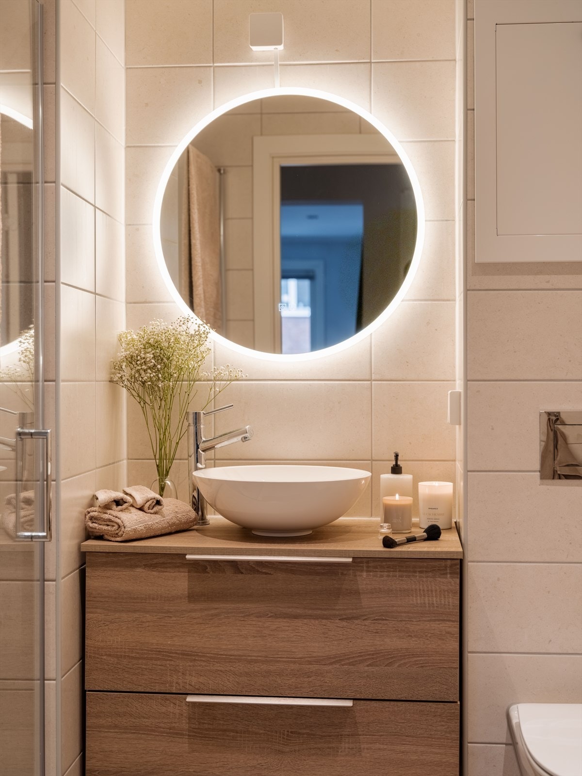 Vegghengt servantskap og speil. Galleribilde