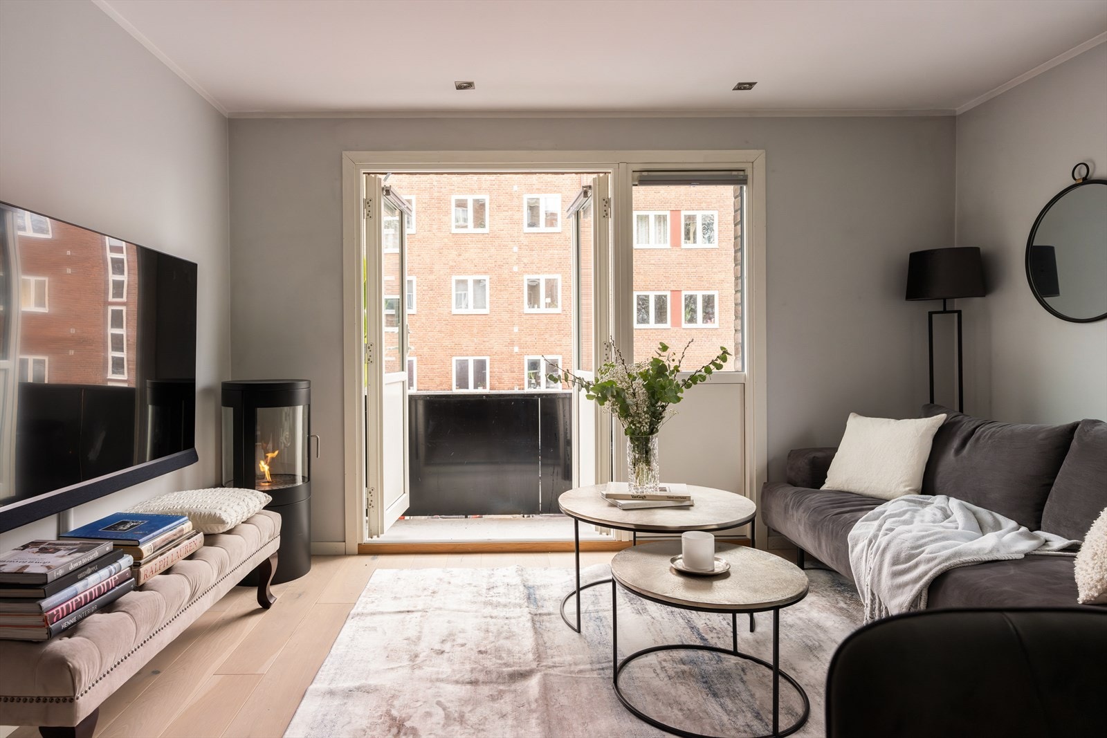 Fra stuen er det enkel adkomst ut til den solrike balkongen som vender mot stille sidegate. Galleribilde