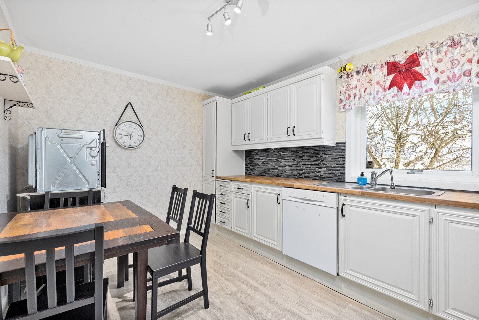 Det er lagt til rette for både komfyr og oppvaskmaskin, og kjøkkenventilatoren er koblet til avtrekk ut. Galleribilde