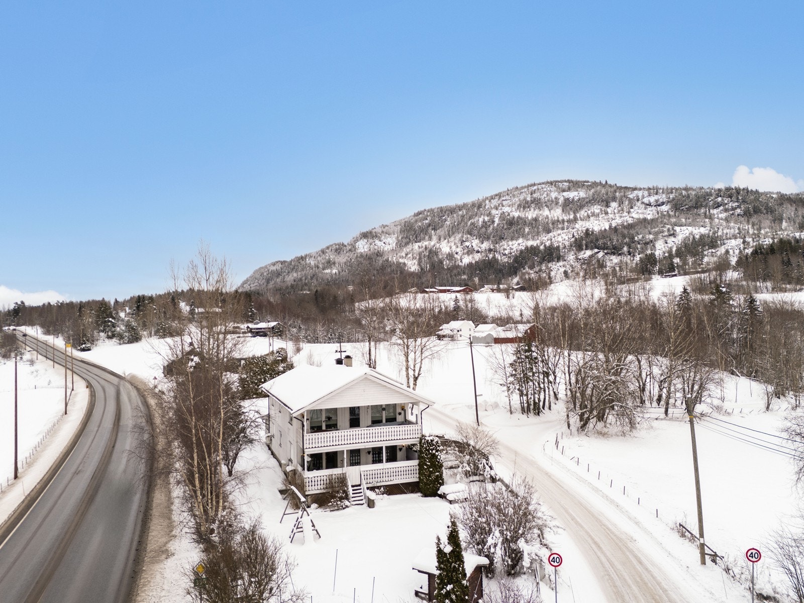 Kort kjøretur til Skotselv skole, barnehager, idrettsanlegg og dagligvarebutikk, samt et godt kulturtilbud. Galleribilde