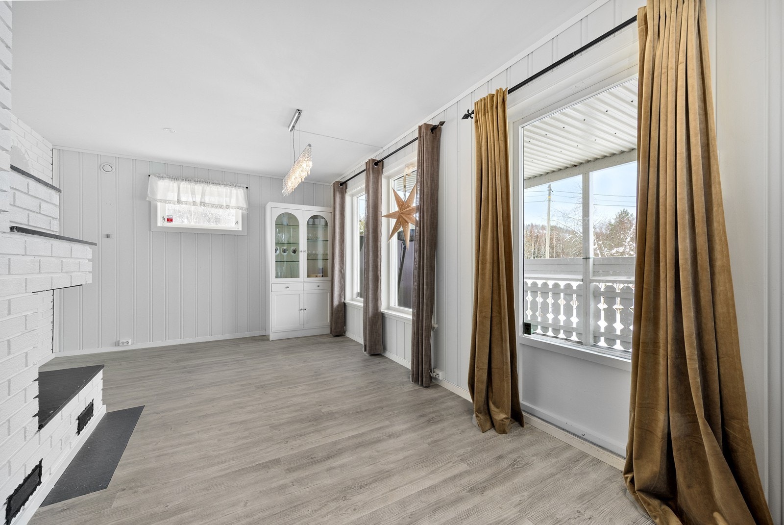 Med plass til en romslig spisestue kan man enkelt samle familie og venner. Galleribilde