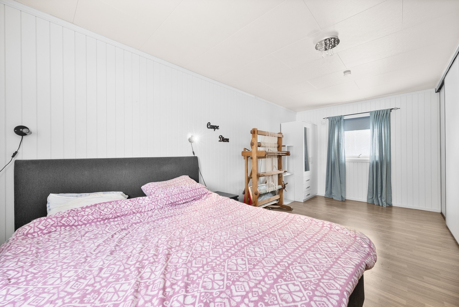 Hovedsoverommet er av god størrelse med gode muligheter for ønsket møblering, og det er godt med oppbevaring i praktisk skyvedørsgarderobe. Galleribilde