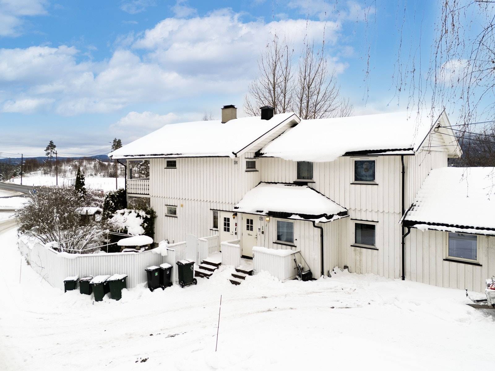 Eiendommen har en landlig beliggenhet med spredt boligbebyggelse. Her bor du i et åpent landskap med utsyn over skog- og jordbruksområder. Galleribilde