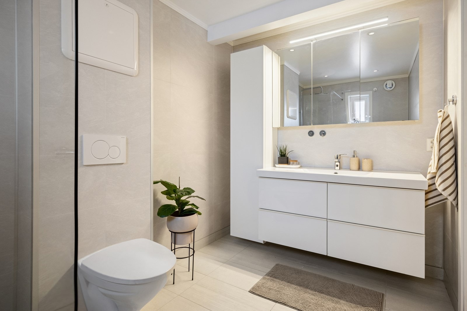 Dusjvegger av glass og dusjgarnityr på vegg, Vegghengt toalett, Innredning med servant Galleribilde