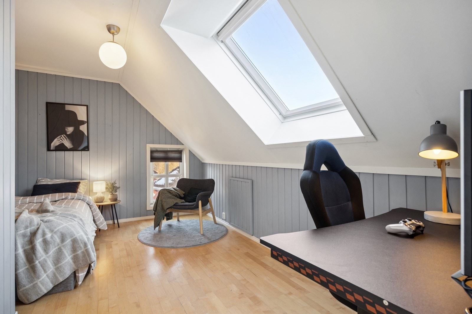 Meget pent soverom på 11m² med stort takvindu i skråtak. Galleribilde