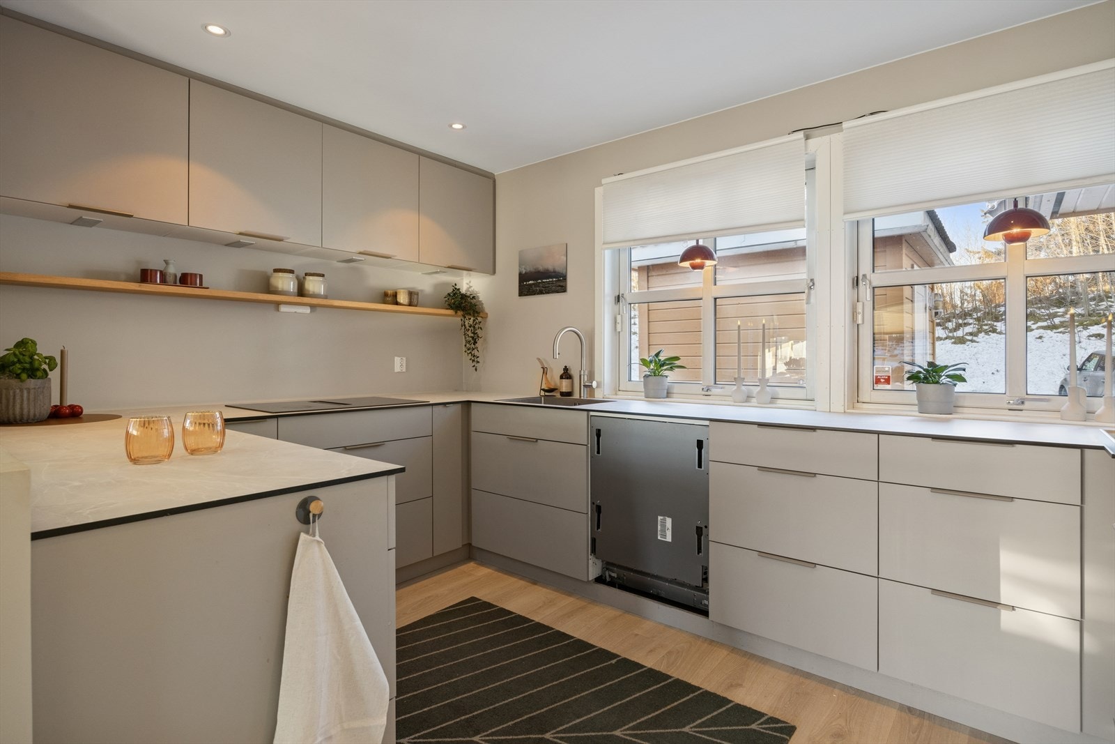 Delikat kjøkken fra 2022. Folierte skrog med slette fronter og laminert benkeplate Galleribilde