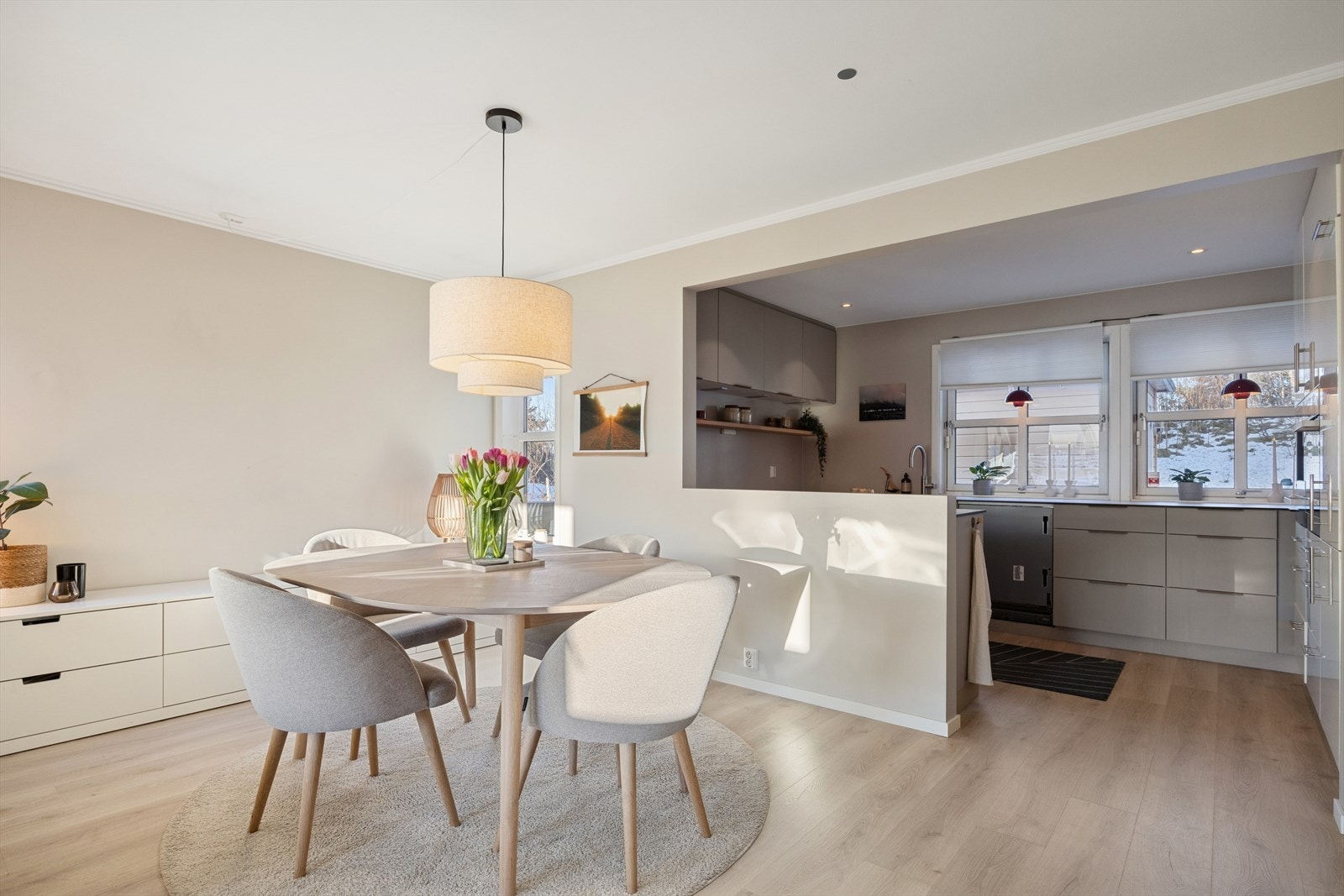 Romslig kjøkken med gode oppbevaringsmuligheter i over- og underskap, i tillegg til at du får en stor arbeidsbenk å lage de godeste matrettene på Galleribilde