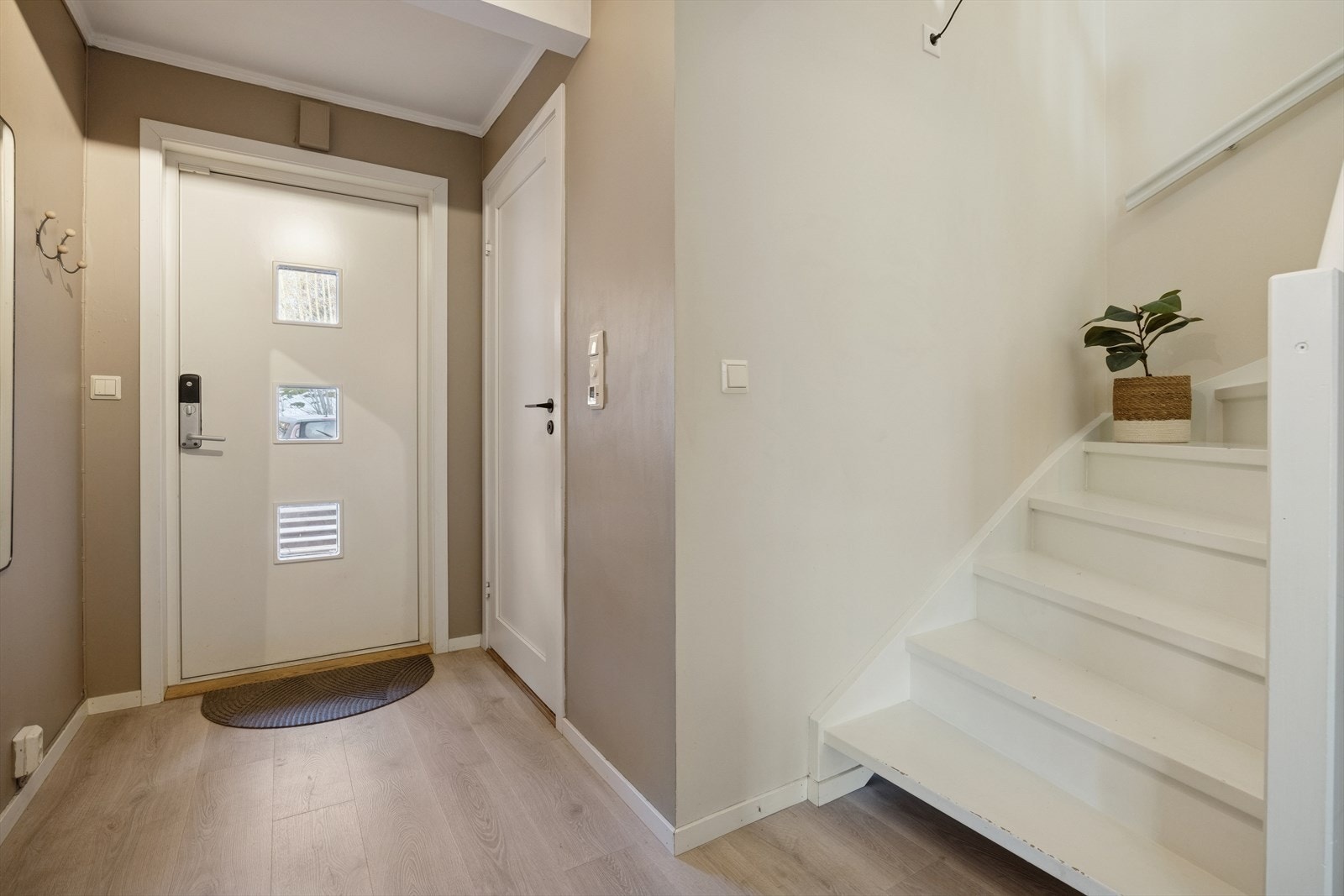 Velkommen inn! Lys og romslig entré som umiddelbart setter tonen for resten av boligen. Godt med plass til å henge fra seg yttertøy og sette fra seg sko. Galleribilde