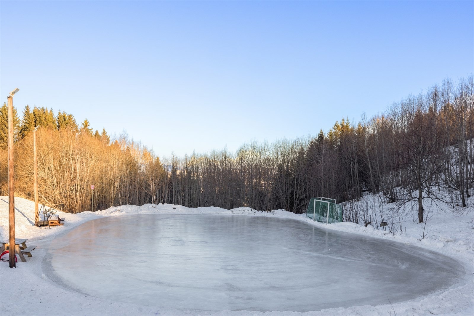 Skøytebane i nærområdet, et samlingspunkt som skaper ekte vinterglede på kalde og klare dager. Perfekt for både store og små som vil ut og nyte en god dag. Galleribilde