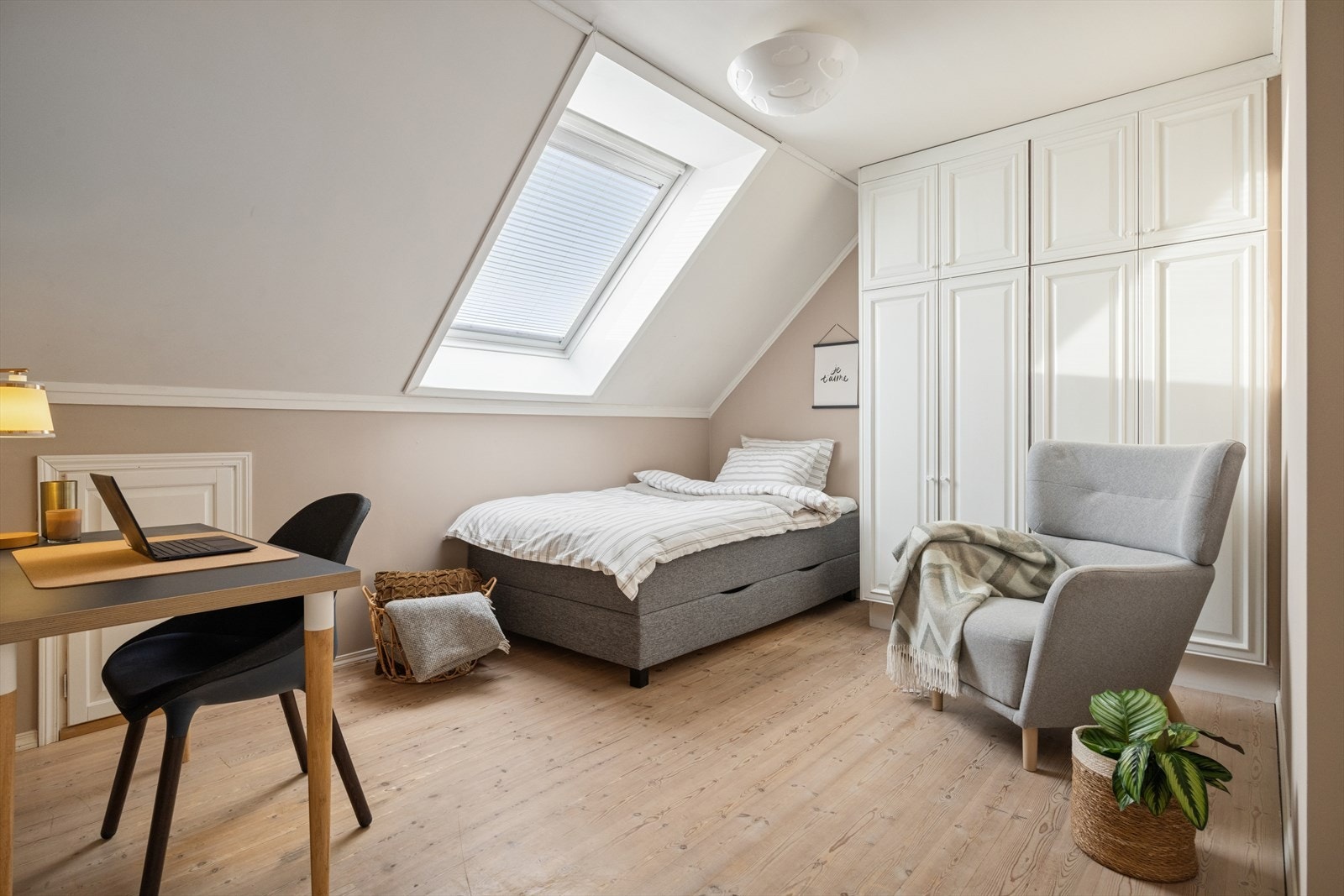 Romslig soverom på 12m², med takvindu som gjør soverommet både praktisk og behagelig, perfekt for deg som vil kombinere komfort og funksjon. Du har også godt med skapplass her. Galleribilde