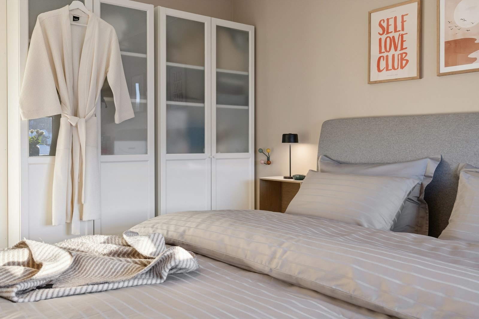 Soverom med god plass til garderobeskap for deg som ønsker både smart oppbevaring og en harmonisk, praktisk hverdag. Galleribilde