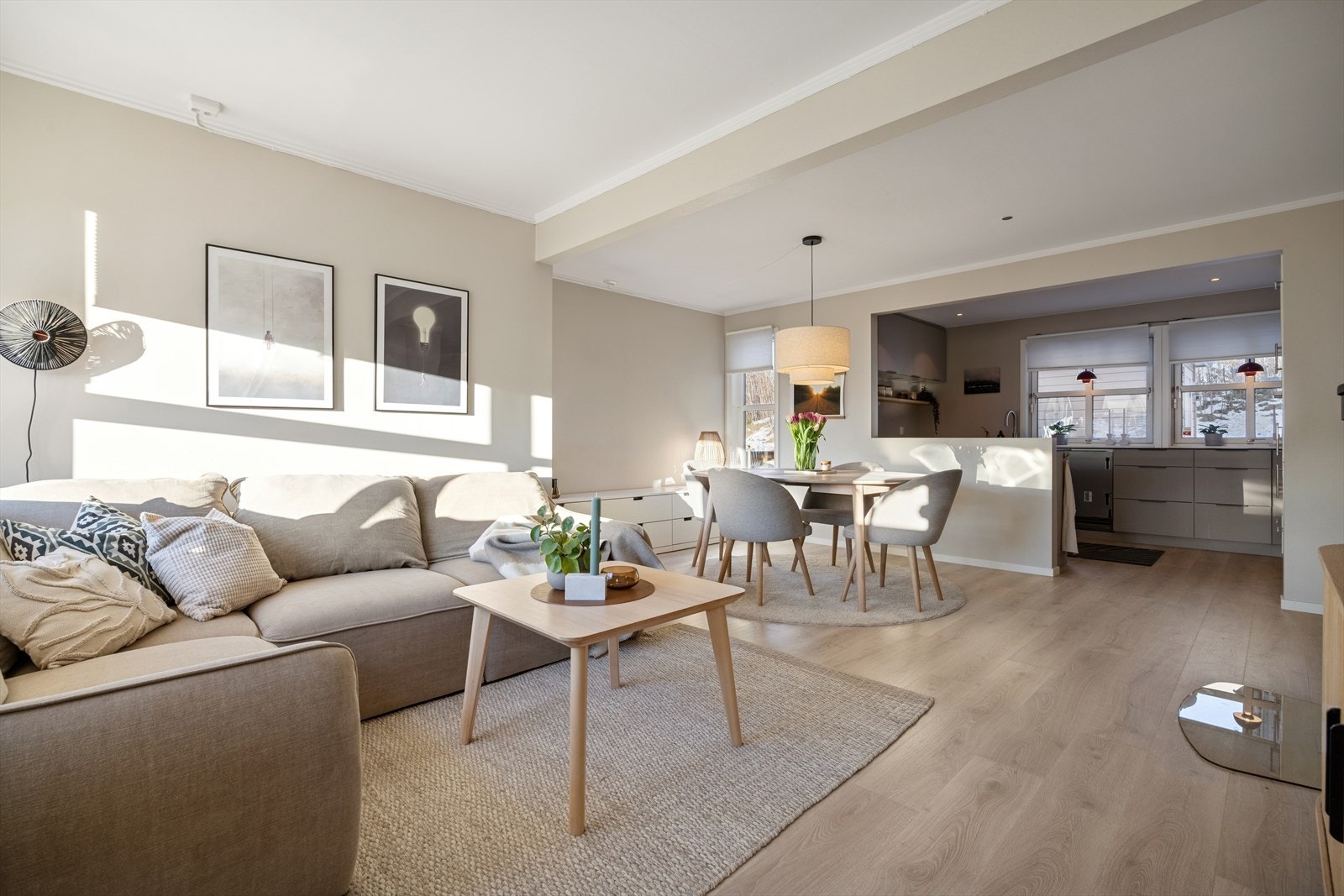 Den luftige atmosfæren gir en umiddelbar følelse av velvære og gjør rommet både lunt og inviterende. Galleribilde