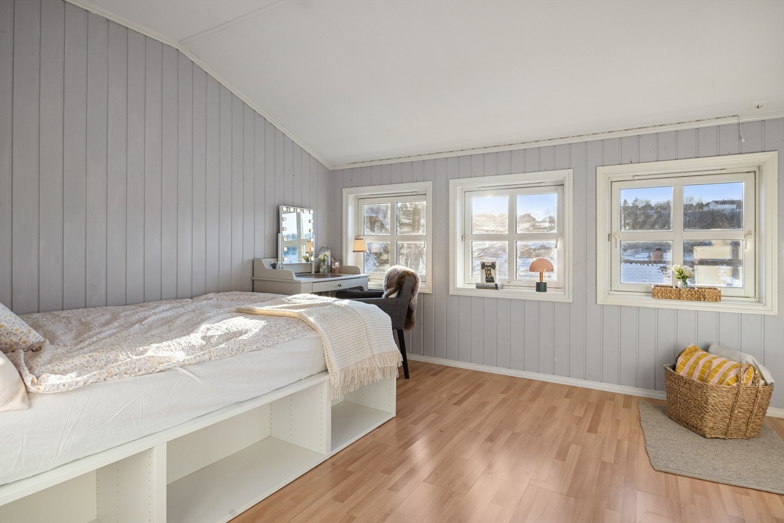 Lyst og trivelig soverom på 11,6m² for ro og en god natts søvn. Klart for innredning etter eget ønske og behov. Galleribilde