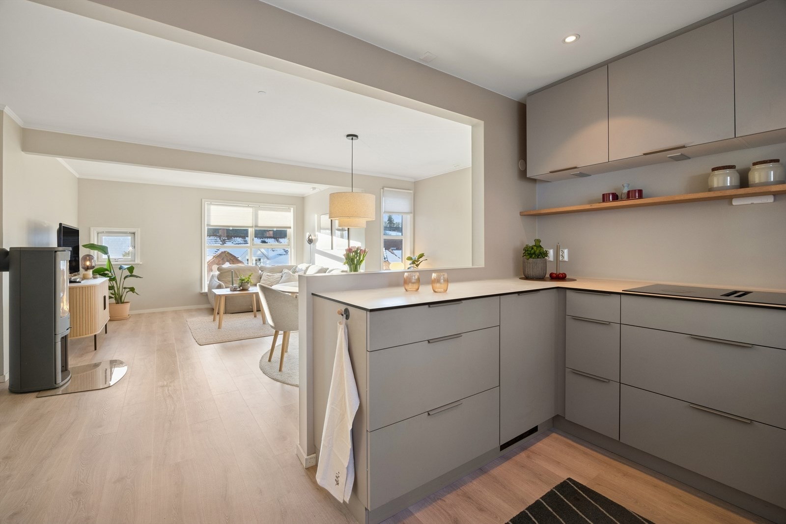 Kjøkkenet ligger praktisk til i boligen med god tilknytning til stuedelen, dette gjør det svært sosialt og det blir ekstra hyggelig å lage mat. Galleribilde