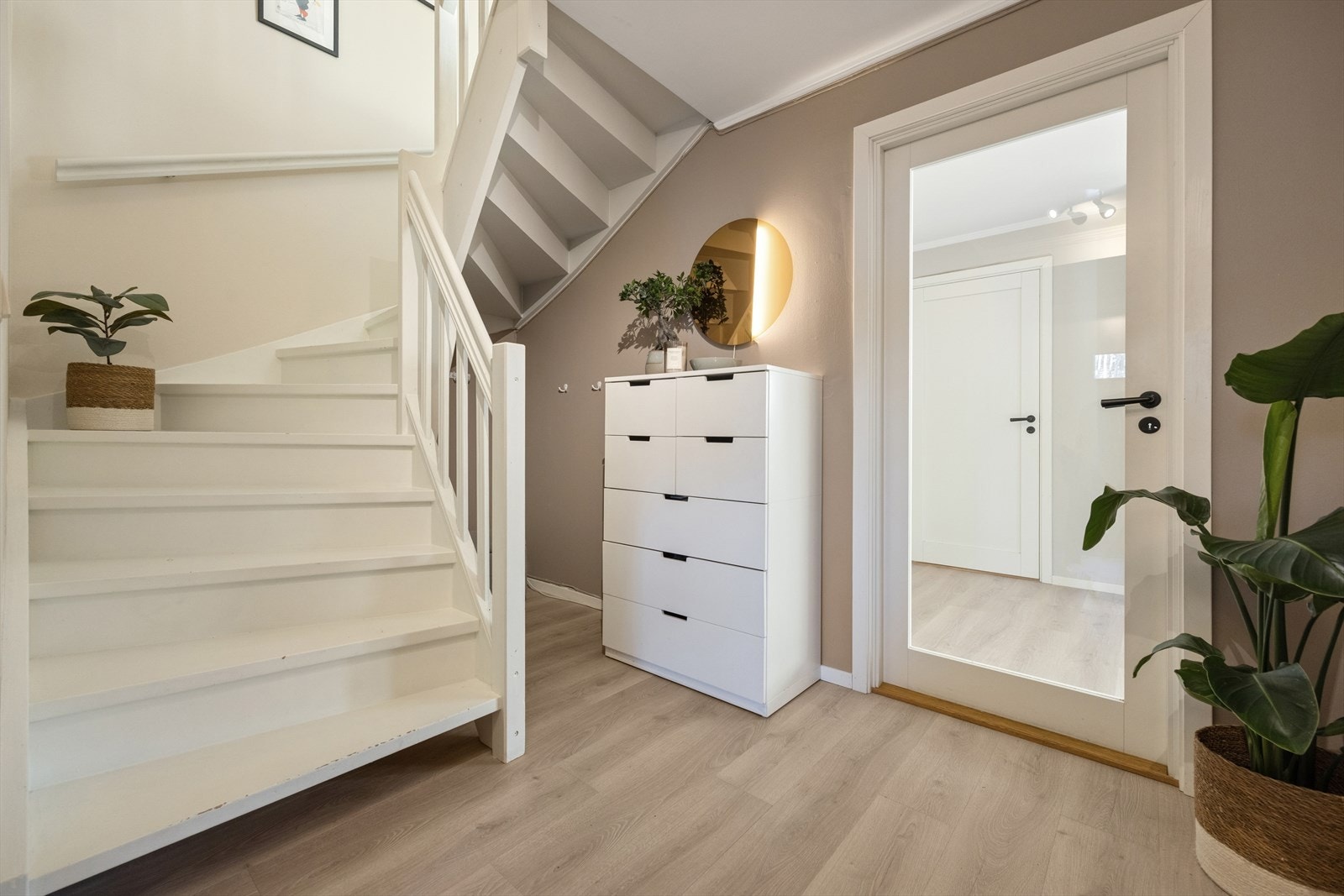 Gjennomtenk planløsningen gjør at området føles både åpent og innbydende. Galleribilde