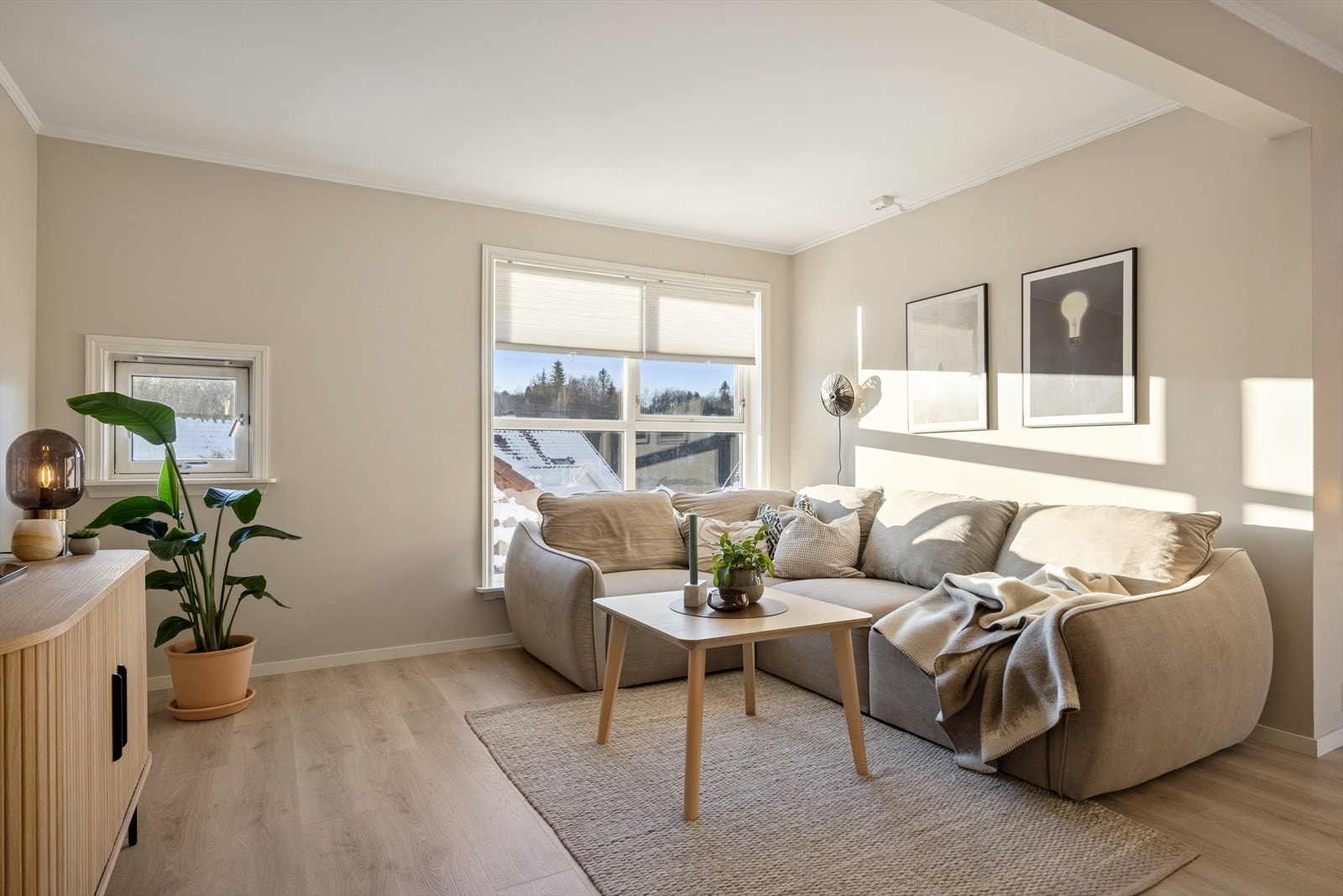 Herlig stue med store vindusflater som slipper inn rikelige mengder naturlig lys gjennom hele dagen. Galleribilde