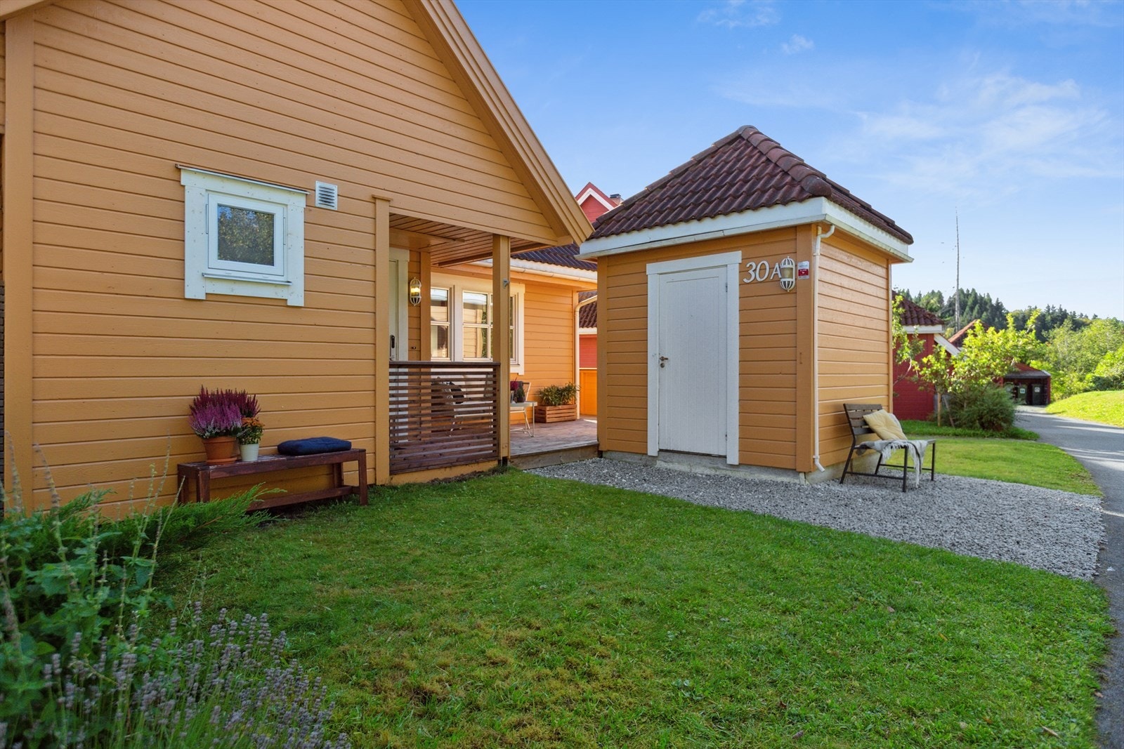 En frittstående utebod og flotte fellearealer Galleribilde