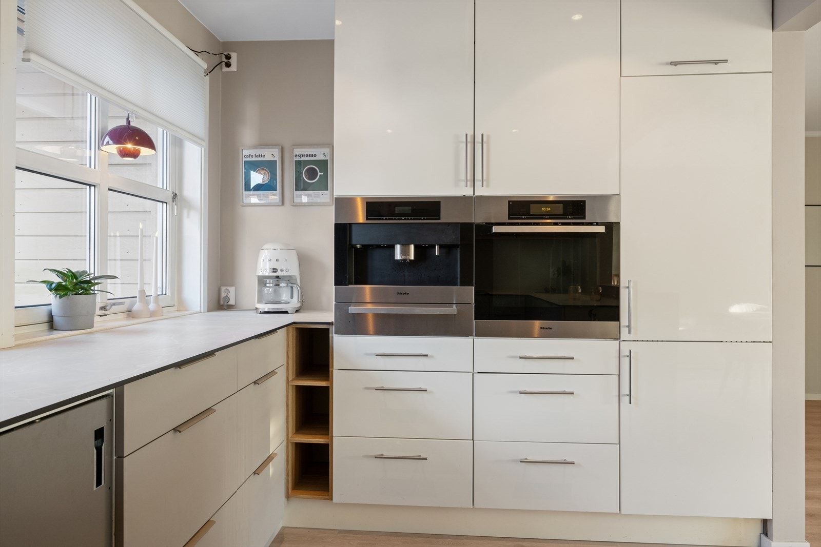 Integrerte hvitevarer: Kjøleskap, oppvaskmaskin, platetopp, stekeovn og kaffemaskin. Galleribilde