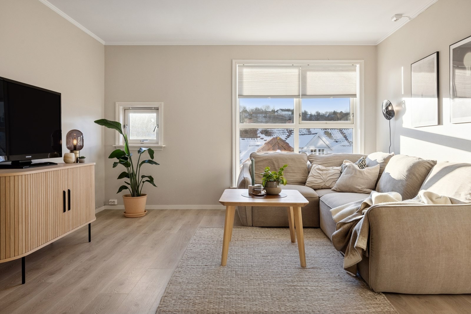 TV-stuen, hjemmets koseligste samlingspunkt. Perfekt for lange filmkvelder, gode samtaler og ren avslapning med familien. Galleribilde