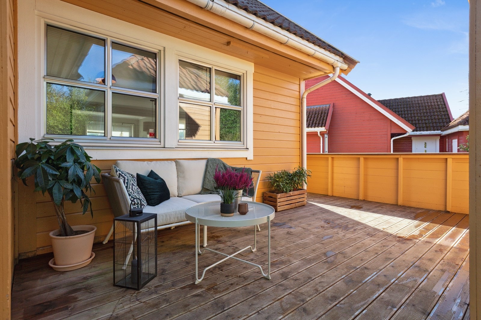 Nydelig uteplass på 17m² som er perfekt for å samle familien på fine sommerkvelder! Galleribilde