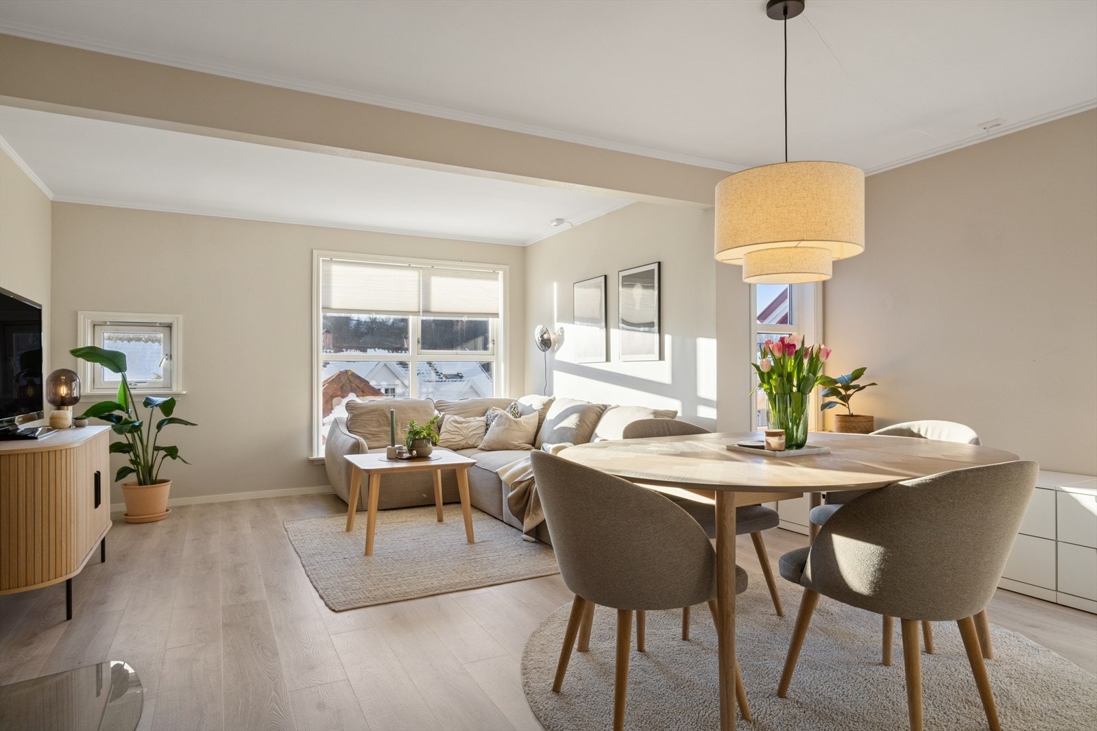 God plass som gir muligheter når det kommer til møblering. Her kan du enkelt innrede med en komfortabel sofagruppe, samtidig som det er god plass til en innbydende spisegruppe. Galleribilde