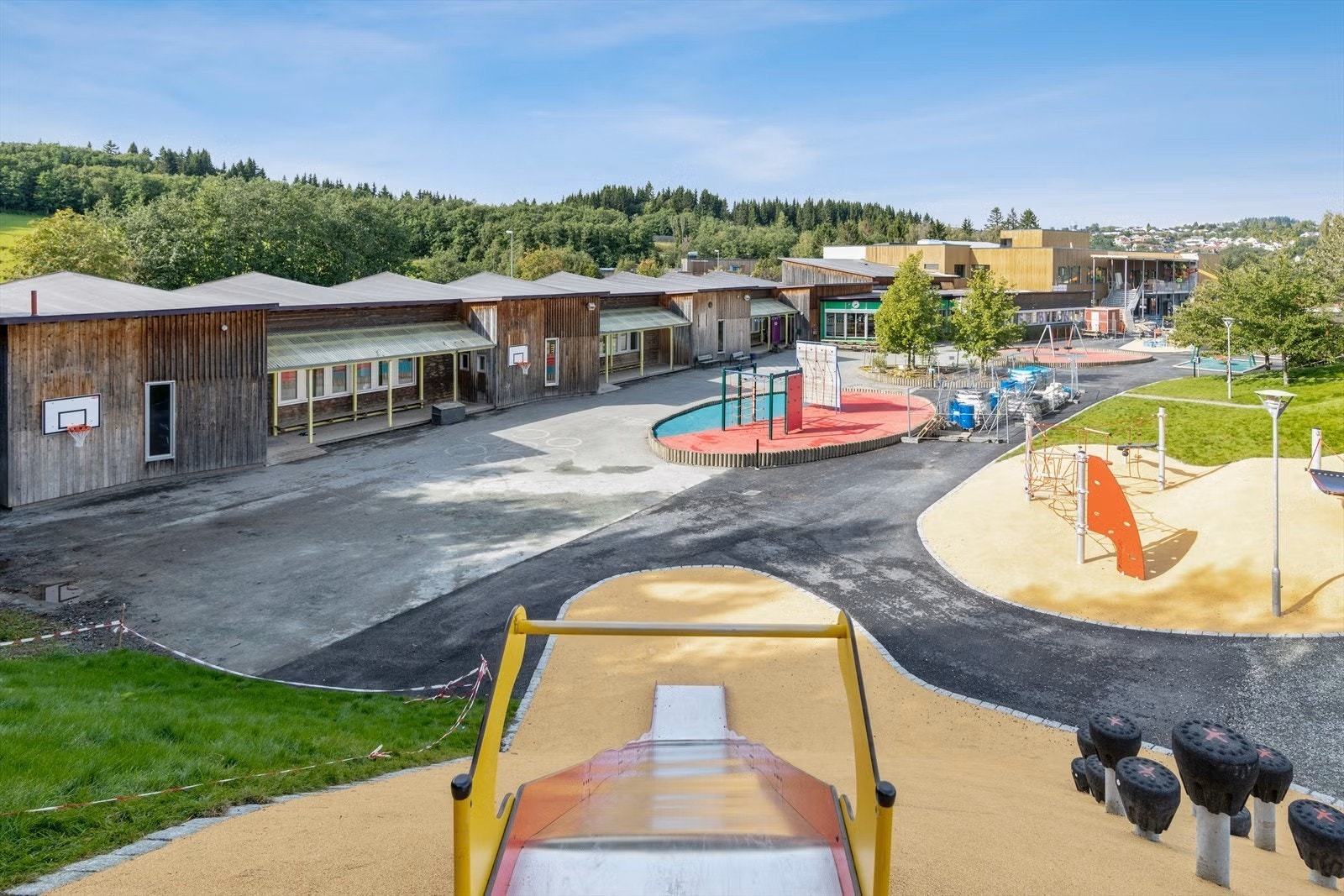 Her kan barne gå trygt til Okstad skole gjennom på bilfri skoleveg Galleribilde