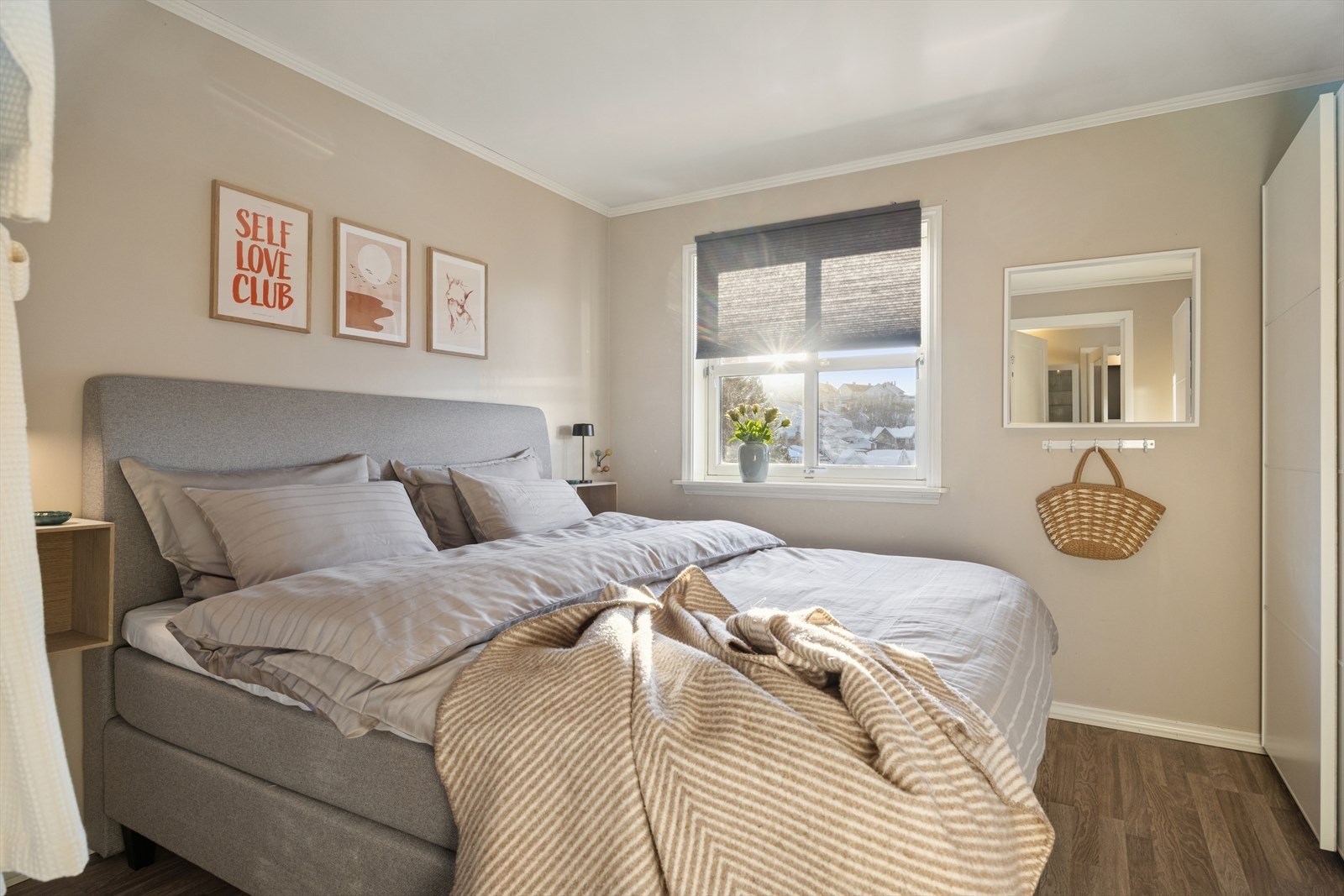 Lekkert soverom beliggende i 1 etasje på 12m², malt i en dus, tidsriktig farge med god plass til dobbeltseng og alt du trenger for en rolig og avslappende natt. Et rom som inviterer til både hvile og velvære. Galleribilde