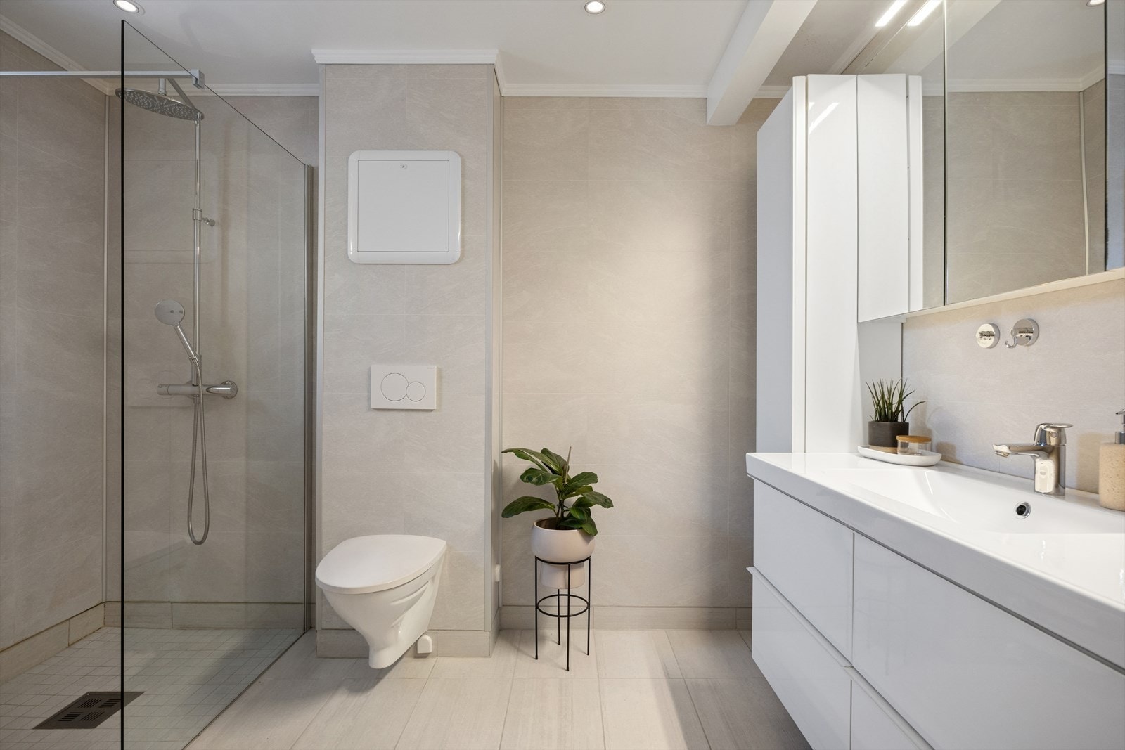 Lekkert baderom som opplyses å være oppgradert i 2017, ny membran og flis på gulv i 2023. Flis på gulv, sokkelflis og våtromsplater på vegg. Malt slett himling Galleribilde