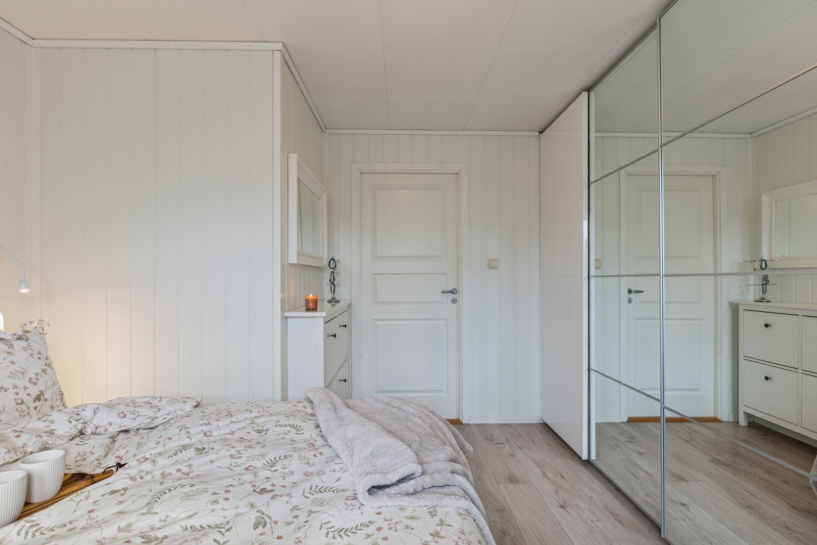 Stor skyvedørsgarderobe i speil. Galleribilde