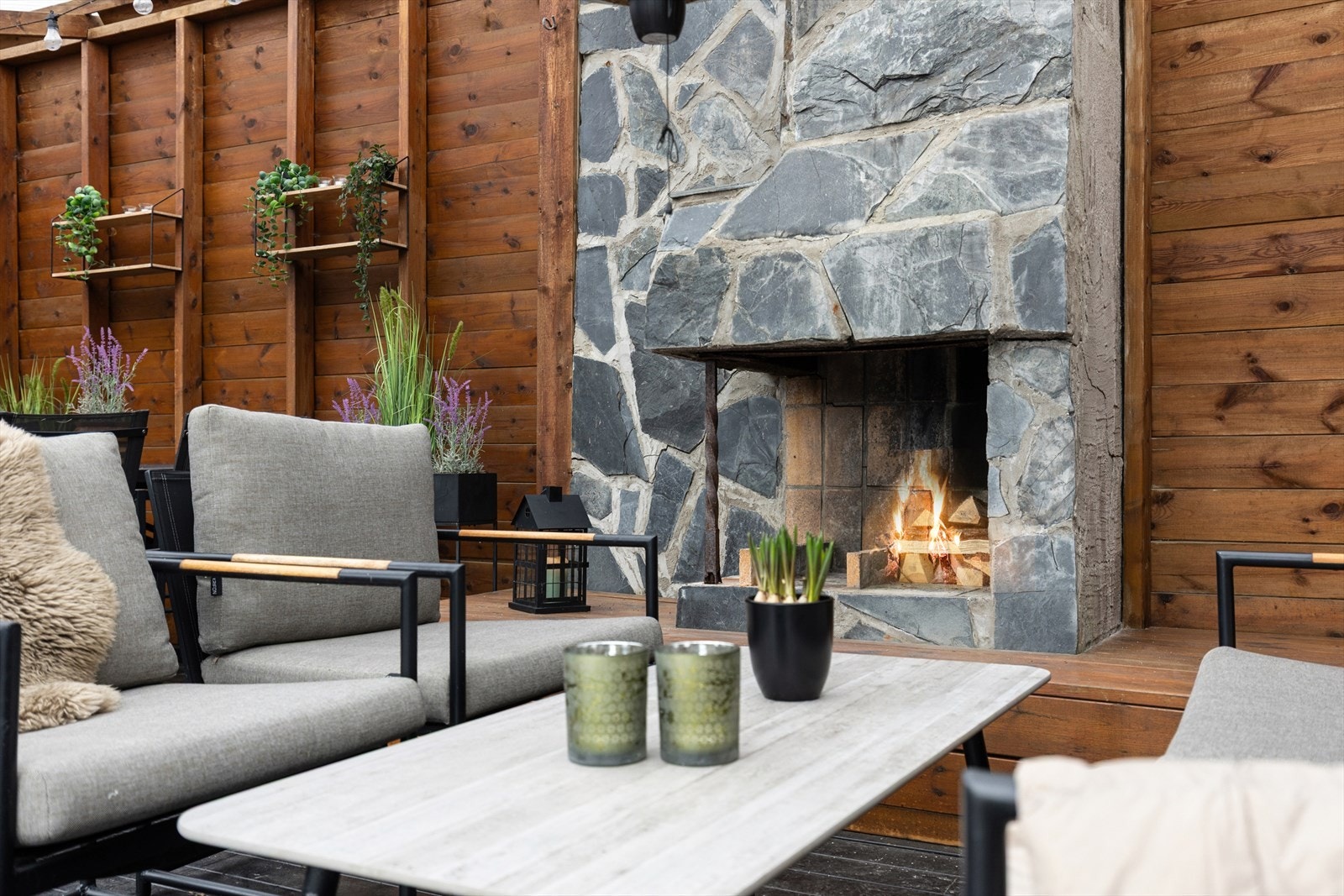 Her finner man også en stemningsfull utepeis og gode fasiliteter for grilling. Galleribilde