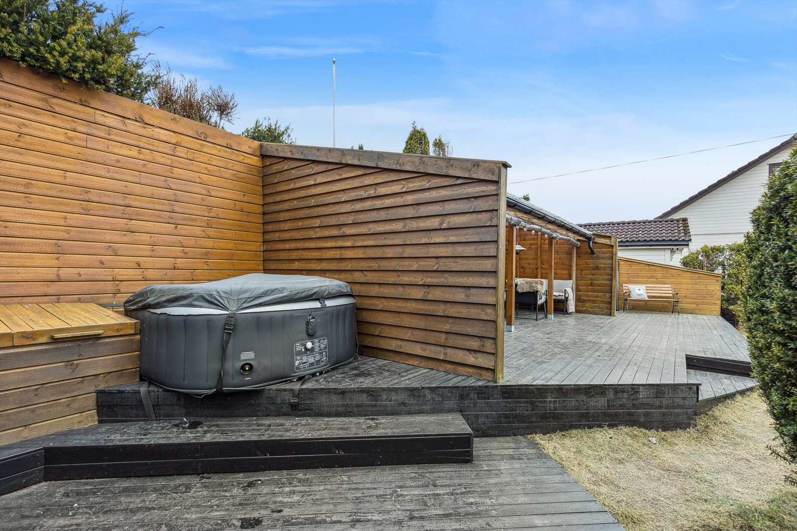 Oppblåsbar jacuzzi medfølger ikke handelen. Galleribilde