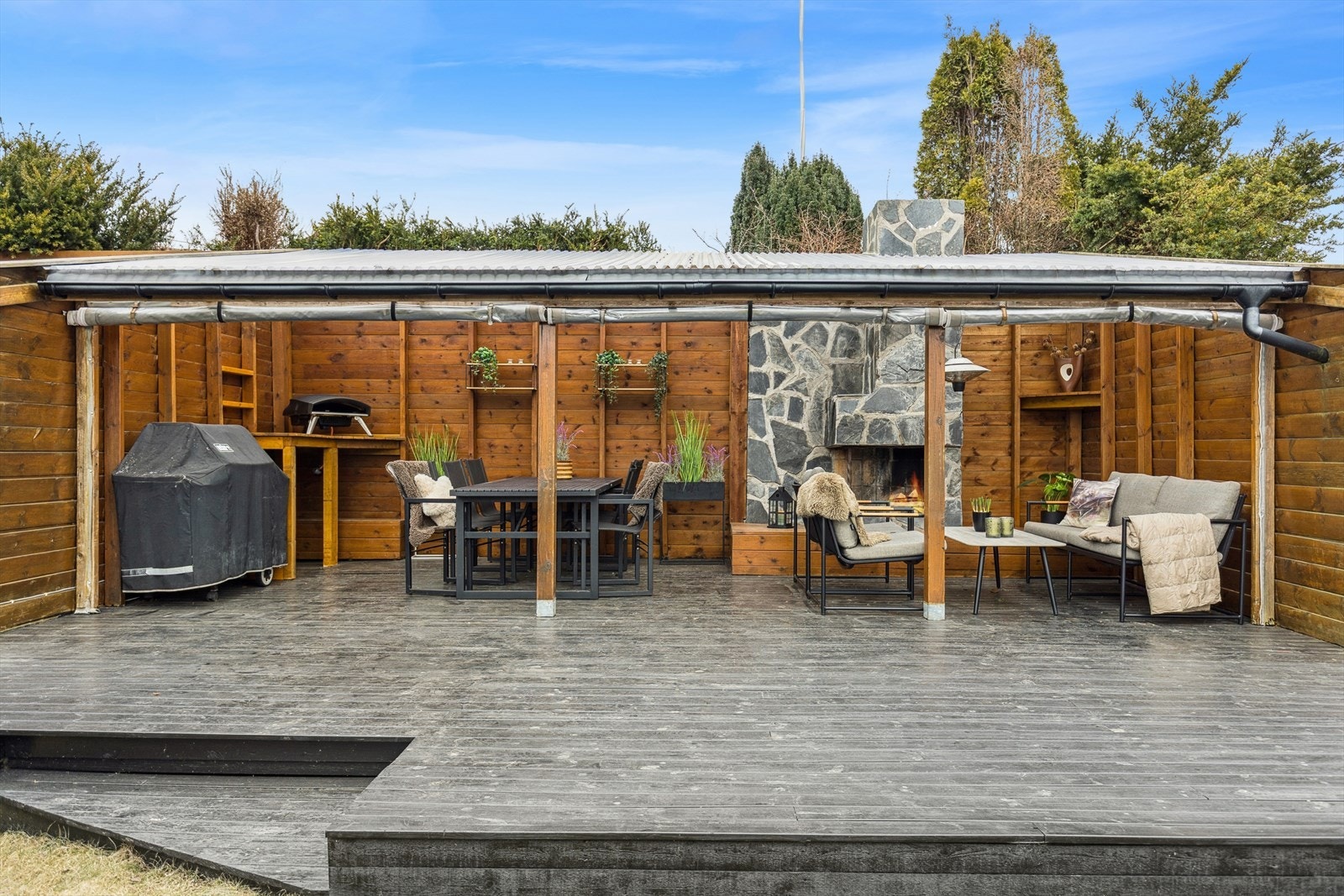 Det er anlagt en romslig platting med delvis takoverbygg på eiendommen. Eget område tilrettelagt for pizzaovn med praktisk arbeidsbord. På plattingen er det montert fire strømuttak, noe som gjør det enkelt å koble til diverse utstyr ved behov. Galleribilde