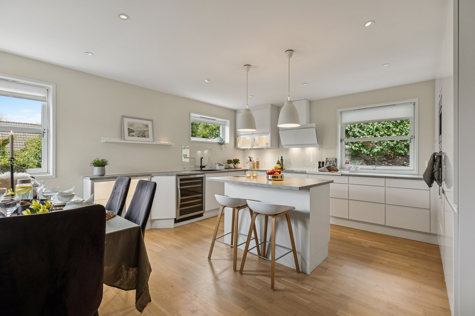 Delikat kjøkken fra 2018, innredning med glatte fronter. Benkeplaten er av laminat. Vannstoppsystem og komfyrvakt. (Vinskapet fra 2018 kan ikke temperatur justeres lenger, ifølge selger). Galleribilde