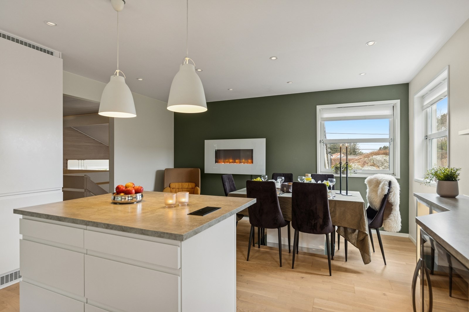 Fin kjøkkenøy- Her inviteres det til en rolig kopp med morgenkaffe - Eller en rask matbit til folk på farten. Galleribilde