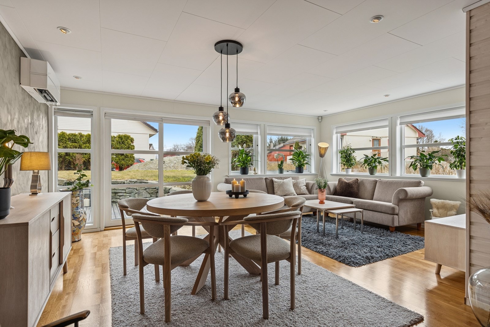 Hovedetasje i halvannet plan - Første del - Lys og stor stue med innredningsmuligheter til sofagruppe og tv-møblement. Galleribilde