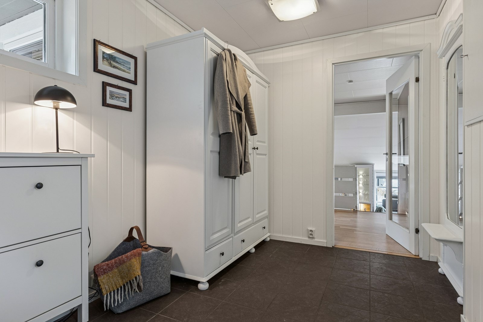 Trivelig entrè, god plass til å henge fra seg ytterklær. Galleribilde