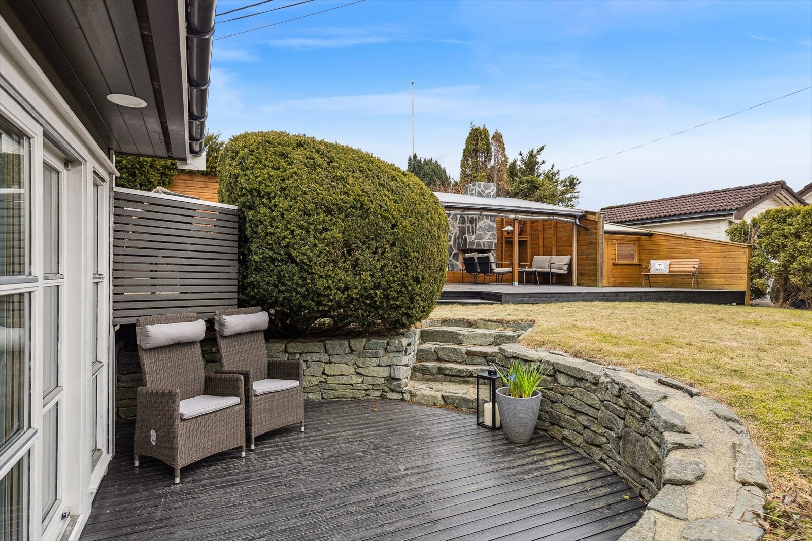 Utgang til fin uteplass og hage. Galleribilde