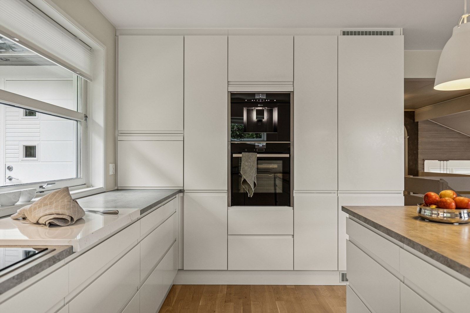 Godt utbygget med skap- og benkeplass. Integrert kaffemaskin og stekeovn med dampfunksjon fra Neff. Galleribilde