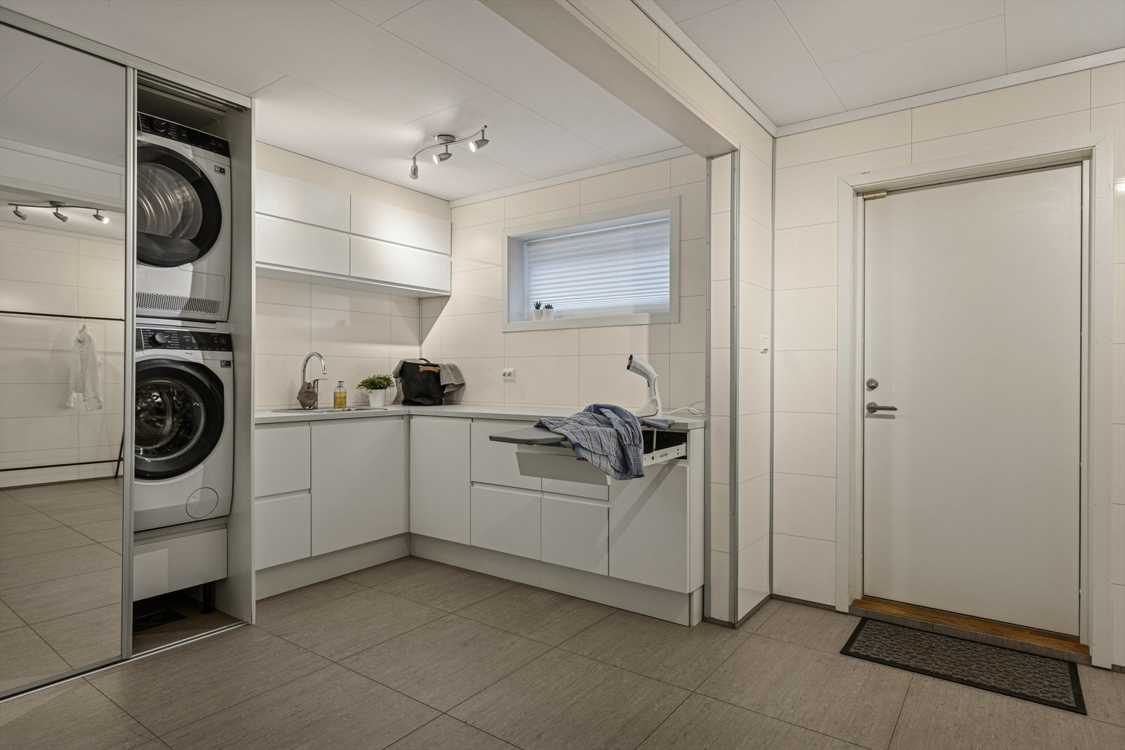 Rom som idag er innredet som vaskerom fra 2018. Fliser og varme i gulv. Veggene har baderomsplater. Rommet har innredning med nedfelt servant og opplegg for vaskemaskin. Naturlig ventilering. Egen utgang. Rommet er ikke søkt godkjent. Galleribilde