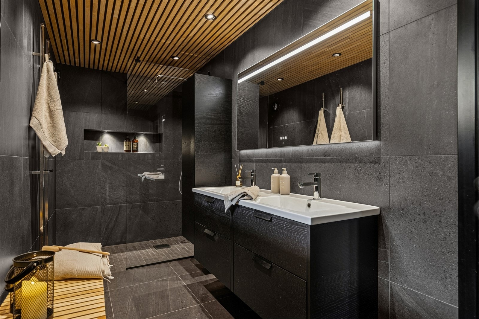 Innbydende helfliset bad fra 2021 - Varme i gulv. Galleribilde