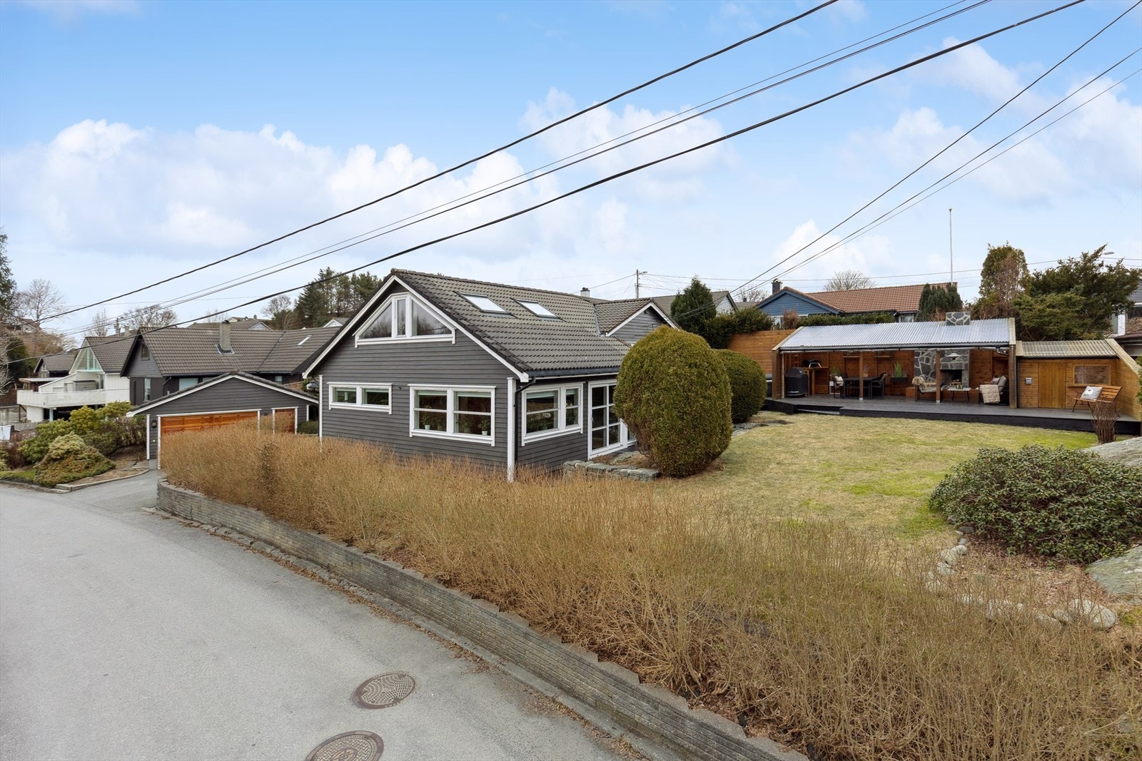 Boligen er fint plassert i terrenget og har herlige solforhold! Galleribilde